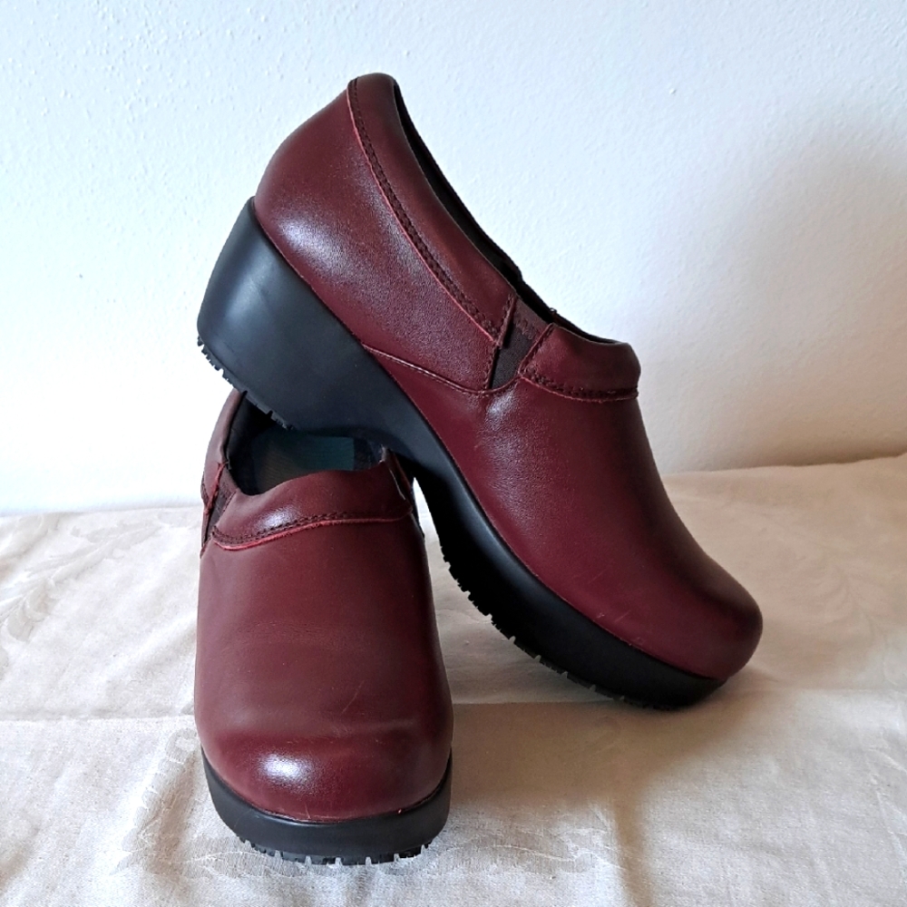 Burgandy Clog Slip Resistant Shoes Size 9 Slip On Work Comfort